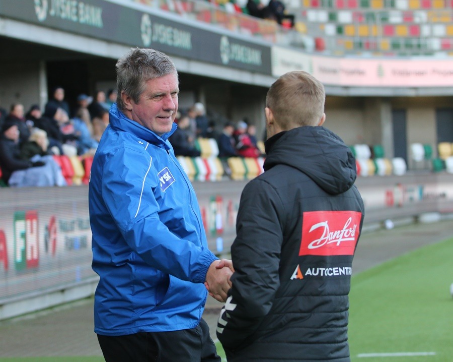 Kent Nielsen hilser på SønderjyskEs cheftræner, Henrik Hansen, i forbindelse med testkampen mellem Silkeborg og SønderjyskE.