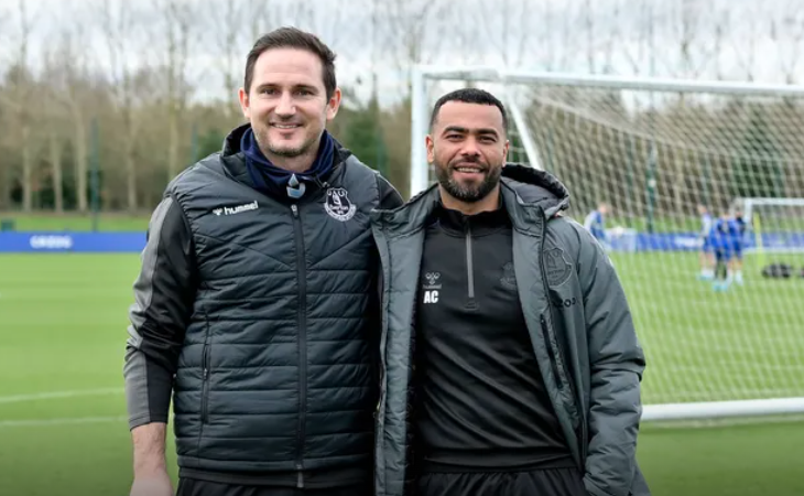 Ashley Cole er ny assistent for Everton-manager Frank Lampard