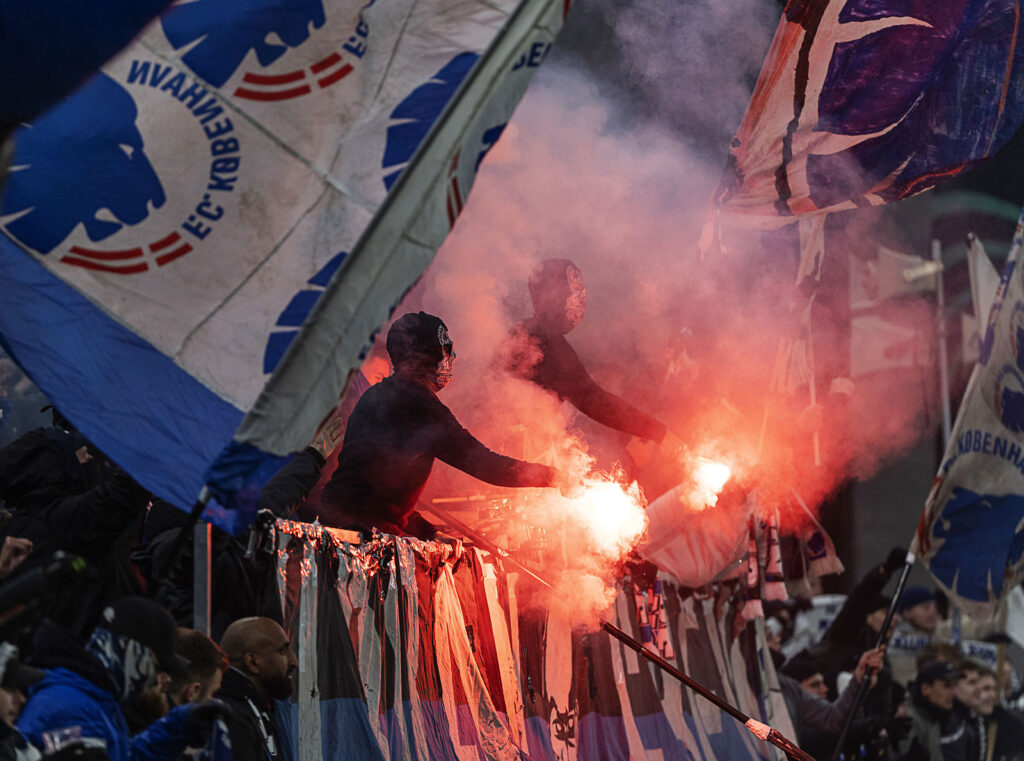 FCK-fans forsøgte at vække PSV-spillere med fyrværkeri.