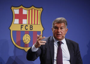 Joan Laporta og FC Barcelona siger farvel til Gerard Piqué, som stopper karrieren i Barcelona.
