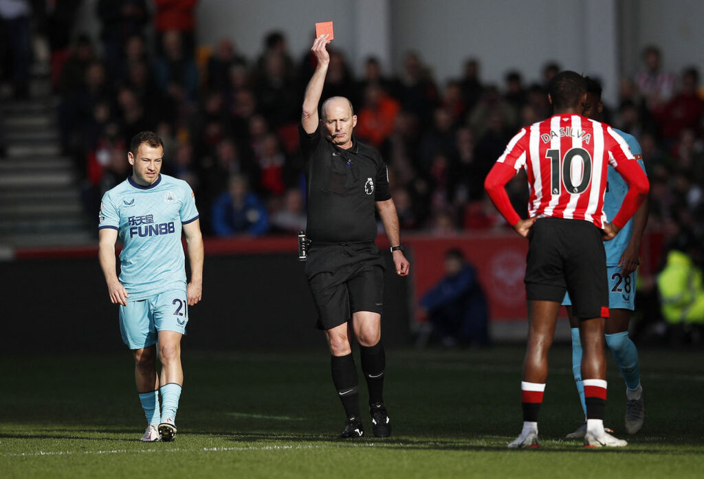 Mike Dean er snart fortid som dommer i Premier League.