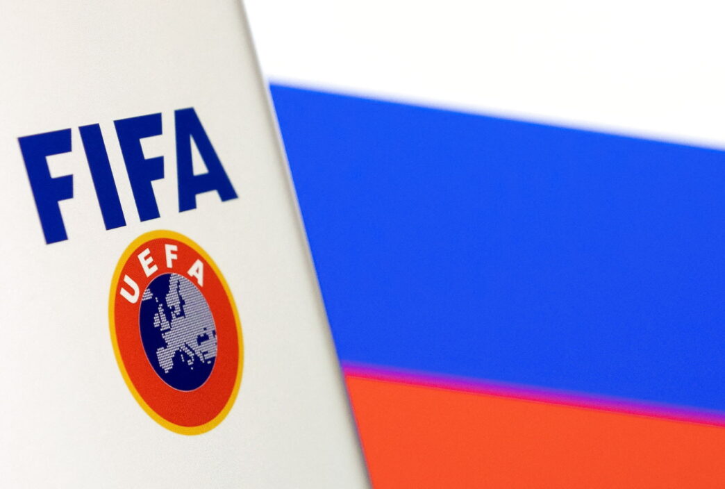 Ruslands flag sammen med FIFA og UEFA