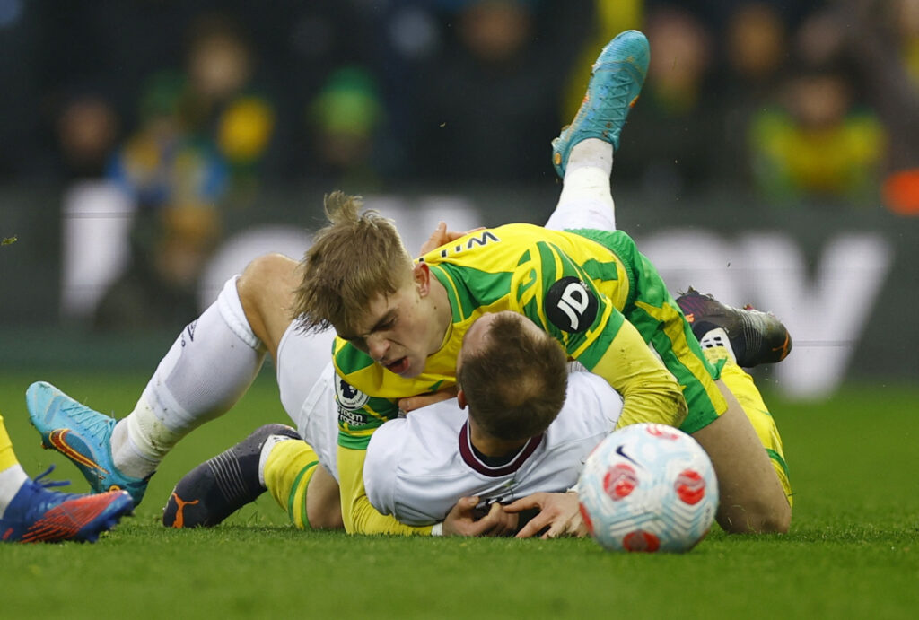 Christian Eriksen og Brandon Williams kom tæt på hinanden i kampen mellem Brentford og Norwich i Premier League.