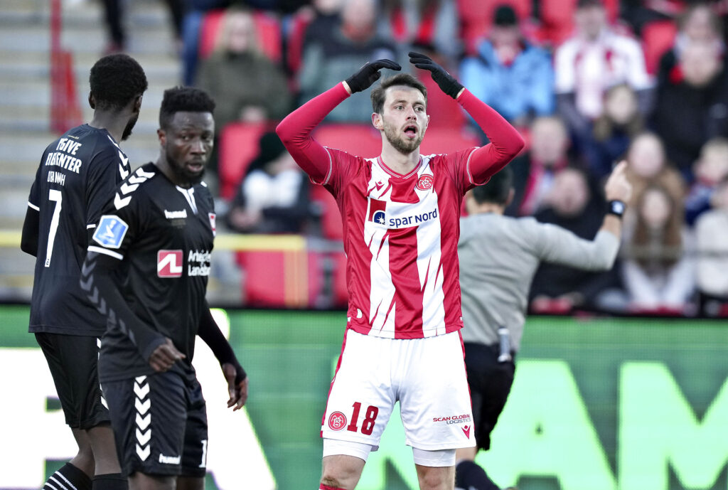 Louka Prip var ikke tilfreds med banen på AaB stadion i kampen mellem AaB og Vejle Boldklub i Superligaen.