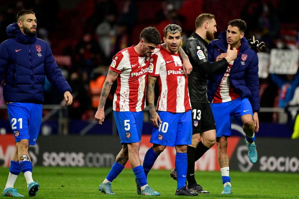 En af Atletico Madrids fans afgik ved døden efter hjertestop kort før kampstart i La Liga.