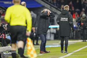 Bo Henriksen hiver sig i håret.