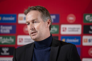 Landstræner Kasper Hjulmand kalder det en udfordring at måtte undvære tre stamspillere