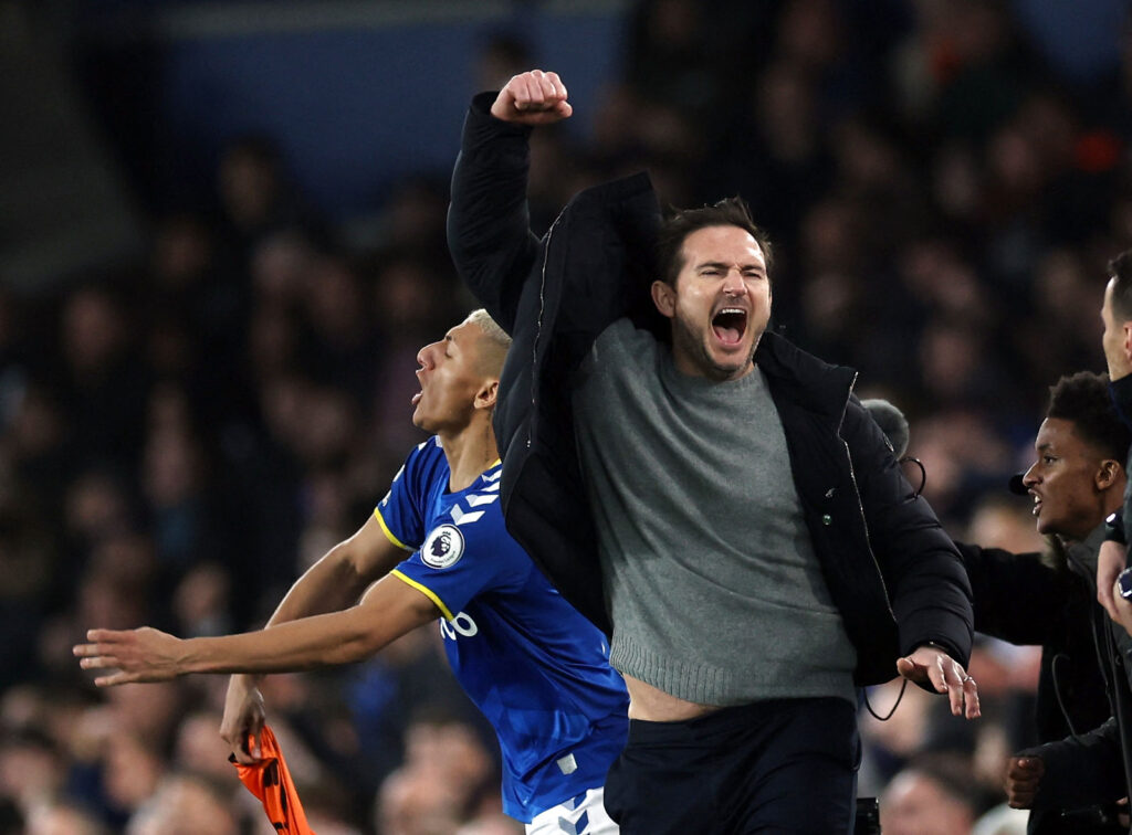 Everton-manager Frank Lampard brækkede sin hånd under kampen mod Newcastle i Premier Leauge.