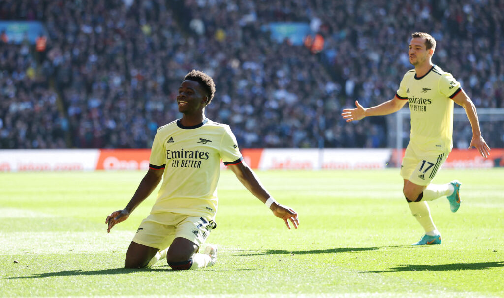 Arsenal lægger afstand til Manchester United i Premier League efter sejren over Aston Villa.