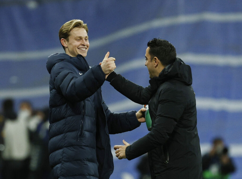 Xavi og Frenkie de Jong fejrer sejren.