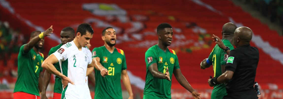 VM-kvalifikationskampen mellem Cameroun og Algeriet blev sat på pause, da dele af stadionlyset gik ud i flere minutter.