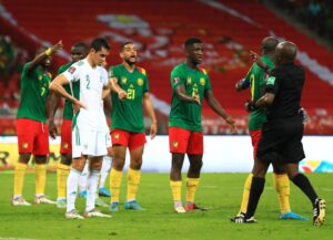 VM-kvalifikationskampen mellem Cameroun og Algeriet blev sat på pause, da dele af stadionlyset gik ud i flere minutter.