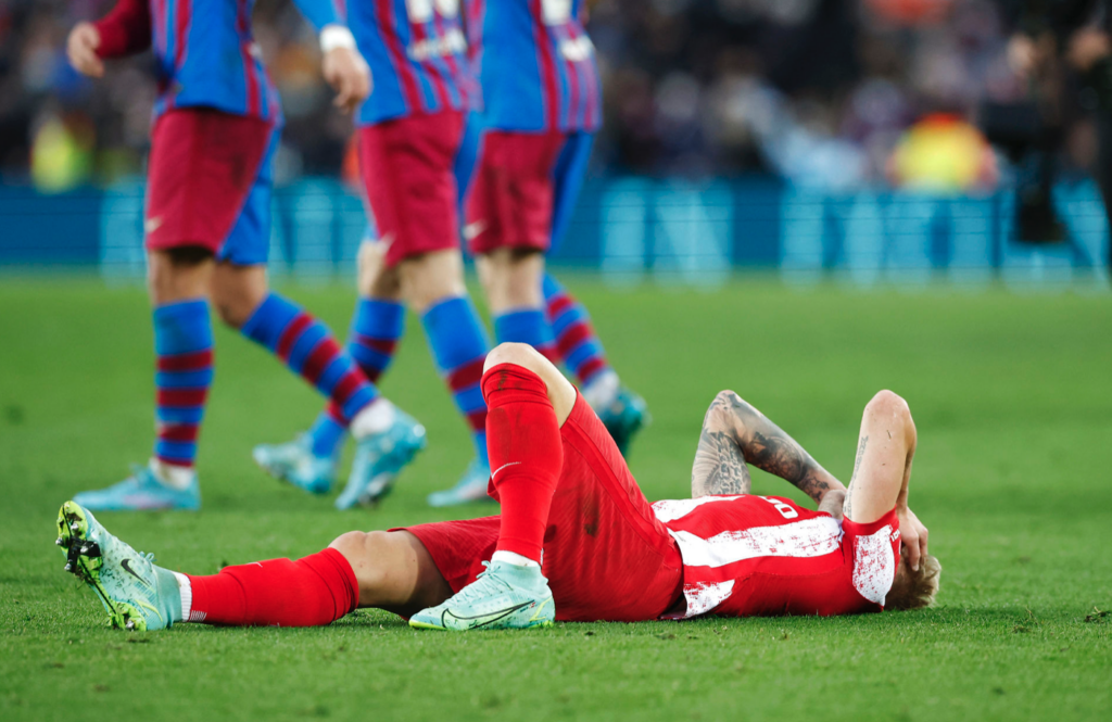 Den danske Atlético Madrid-spiller, Daniel Wass, er ifølge et spansk medie begyndt at træne med bold igen oven på sin knæskade.