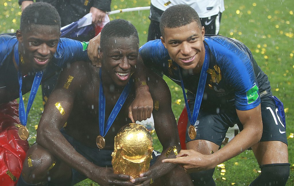Mbappé er en af Frankrigs landsholdsstjerner, og han er med ved VM 2022 i Qatar. Se Frankrig VM trup her.