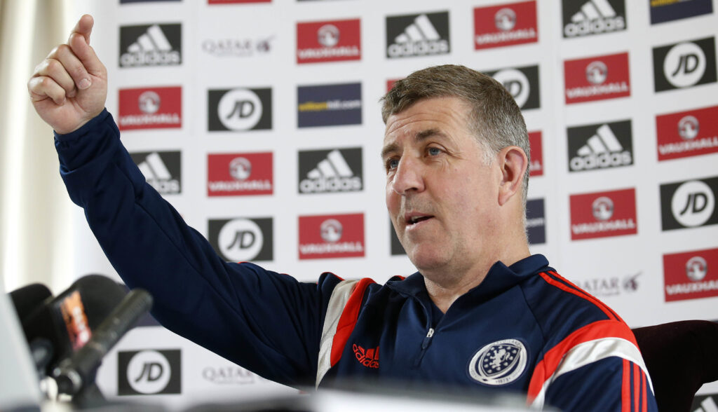 Mark McGhee vil gå nøgen i en uge hvis Dundee FC vinder.