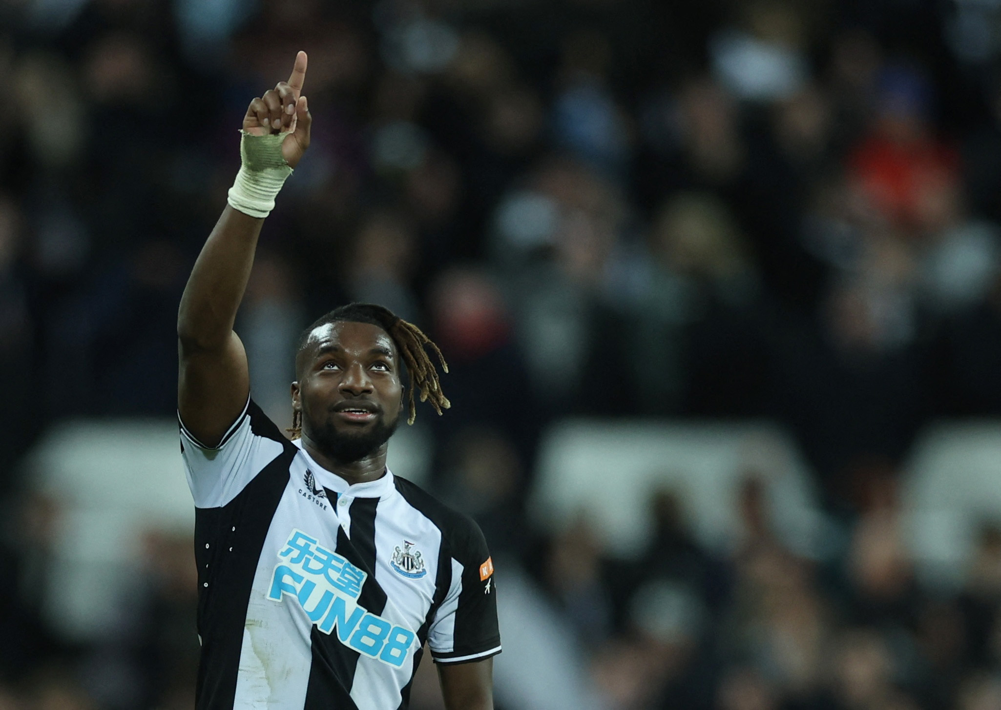 Medie: Newcastle villige til at sælge Premier Leagues driblekonge Soccer Football - Premier League - Newcastle United v Everton - St James' Park, Newcastle, Britain - February 8, 2022 Newcastle United's Allan Saint-Maximin celebrates after the match Action Images via Reuters/Lee Smith EDITORIAL USE ONLY.No use with unauthorized audio, video, data, fixture lists, club/league logos or 'live' services. Online in-match use limited to 75 images, no video emulation.No use in betting, games or single club /league/player publications. Please contact your account representative for further details.