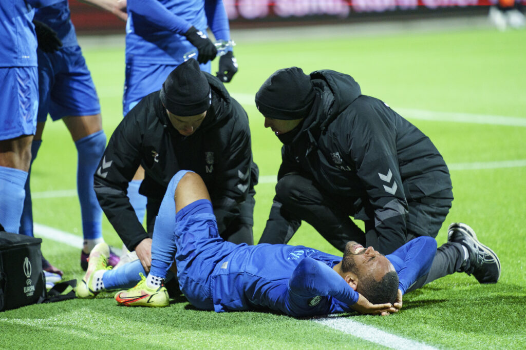 Brøndbys Kevin Mensah pådrog sig en korsbåndsskade mod Silkeborg IF i Superligaen.