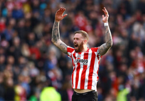 Pontus Jansson gør sit for at holde på Christian Eriksen i Brentford