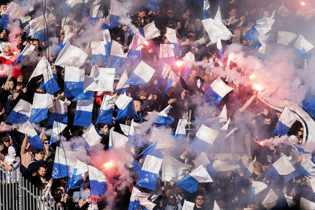 AGF og Vejle Boldklub bliver straffet for ølkast og pyroteknik i en indbyrdes kamp i Superligaen.