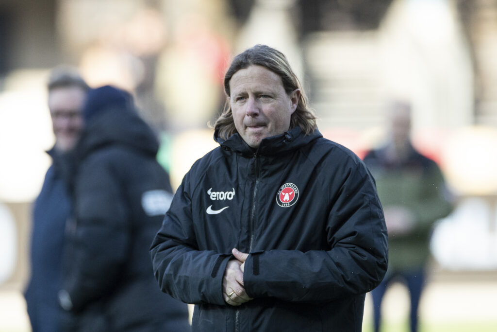 Bo Henriksen mener, at han ville være dummere end bølgepap, hvis han tog Gustav Isaksen og Edward Chilufya ud af holdet til kampen mod FCK i Superligaen.