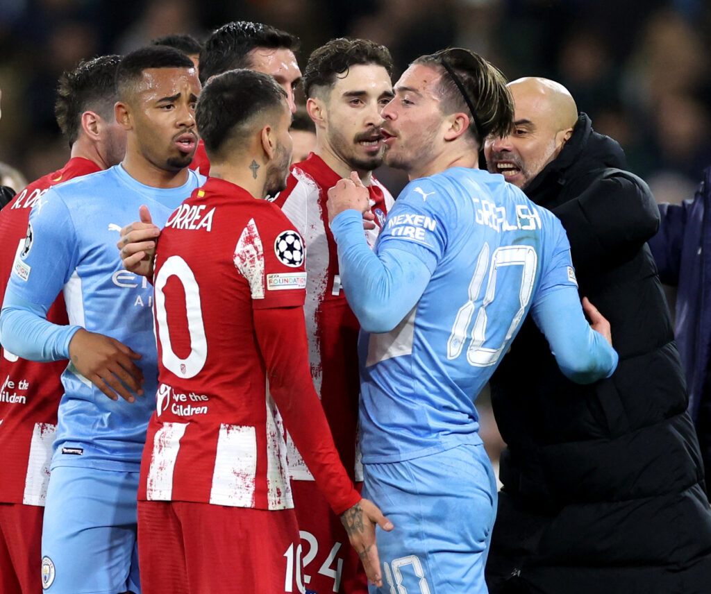 Pep Guardiola tændte af, da Angel Correa fra Atletico Madrid sparkede bolden ind i en liggende Jack Grealish i Champions League-kvartfinalen mellem Atletico Madrid og Manchester City.