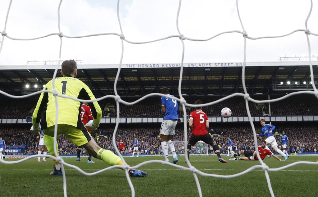 De gea kunne intet gøre på Harry Maguires forsøg.