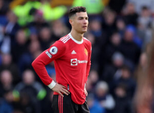 Cristiano Ronaldo smadrer telefon efter kamp i Premier League mod Everton.