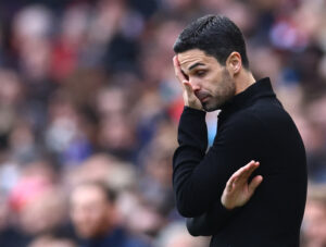 Arsenal-cheftræner Mikel Arteta ærgrer sig på sidelinjen