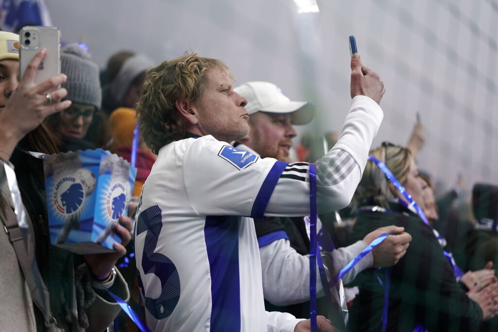 Fans på pladsen i Parken mod FCM.