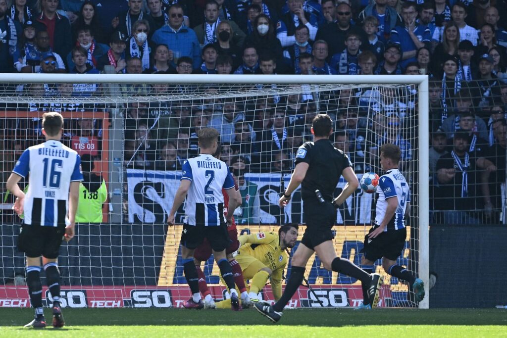 Jacob Barrett Bielefeld Bundesliga Bayern München selvmål