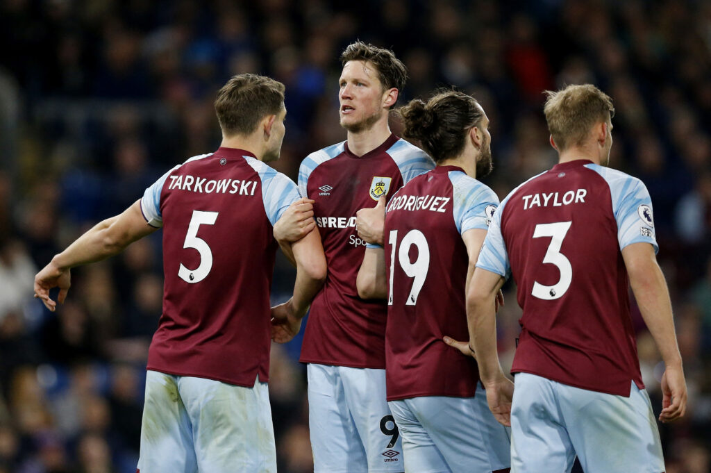 Burnley lægger pres på Everton i Premier League.