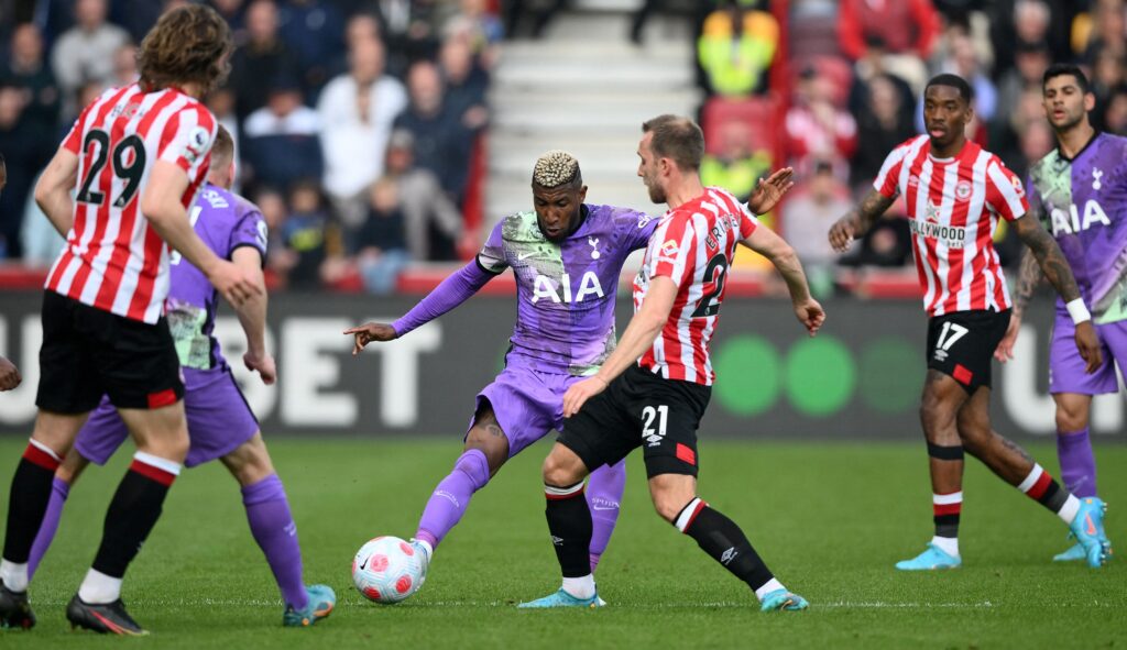 Christian Eriksen blev hyldet på Brentford Community Stadium.