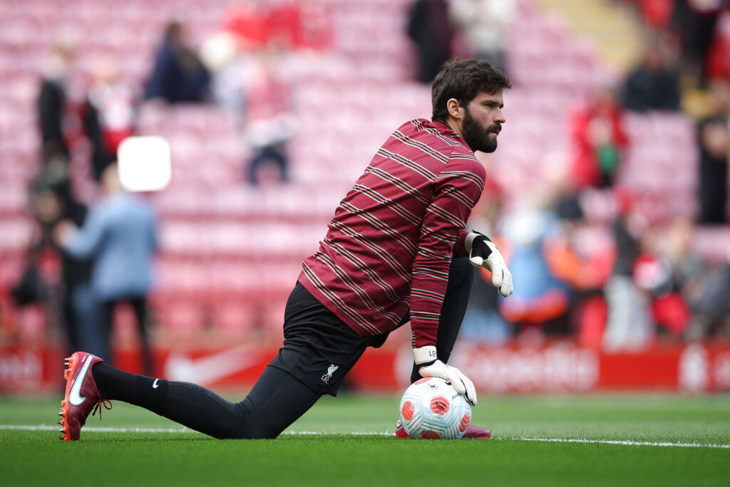 Alisson Becker fra Liverpool gør nar af Evertons Jordan Pickford i Merseysidederbyet