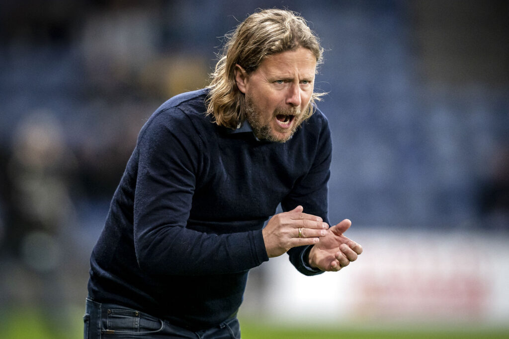 Bo Henriksen opildner spillerne i kampen mod Brøndby