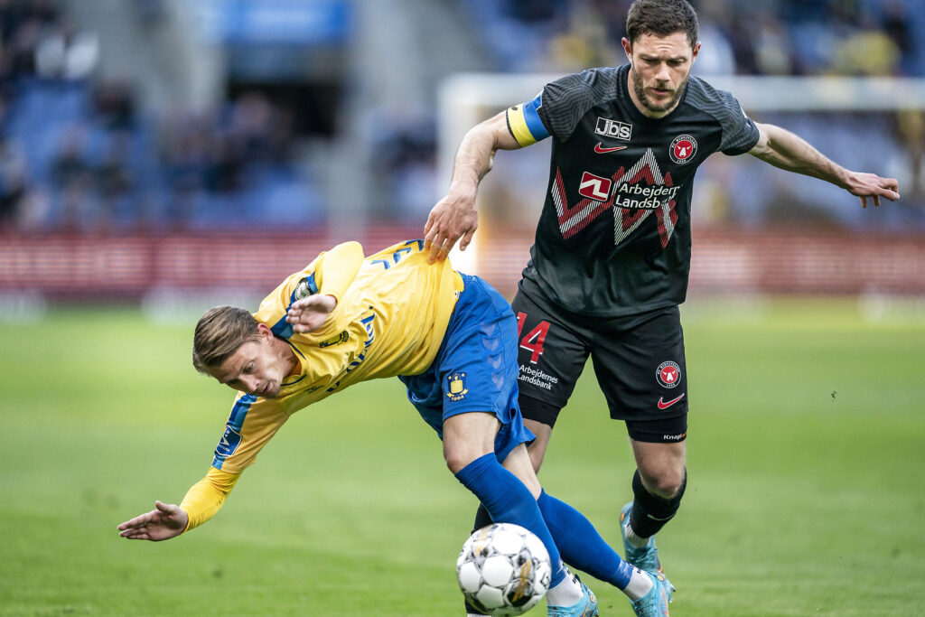 Hårde dueller på Brøndby Stadion.