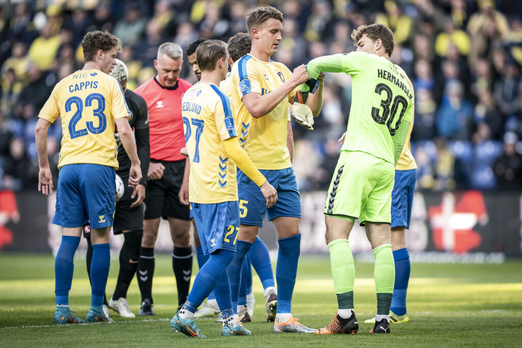 Mads Hermansen fik anførerbindet på, da den vante kaptajn Andreas Maxsø fik rødt kort mod FC Midtjylland