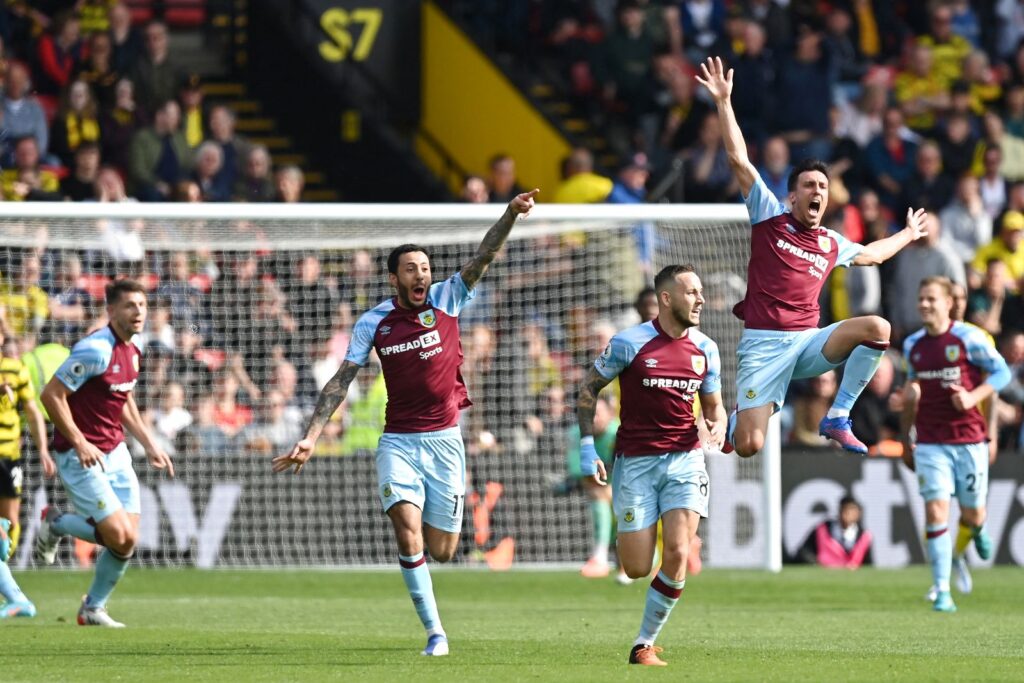 Burnley vandt over Watford, mens Norwich rykker ned fra Premier League, da de tabte mod Aston Villa.