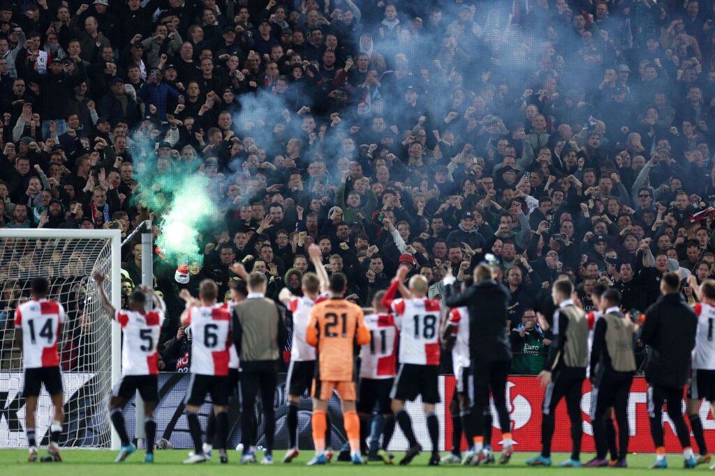 Feyenoord-holdet fejrer finalepladsen med holdets fans