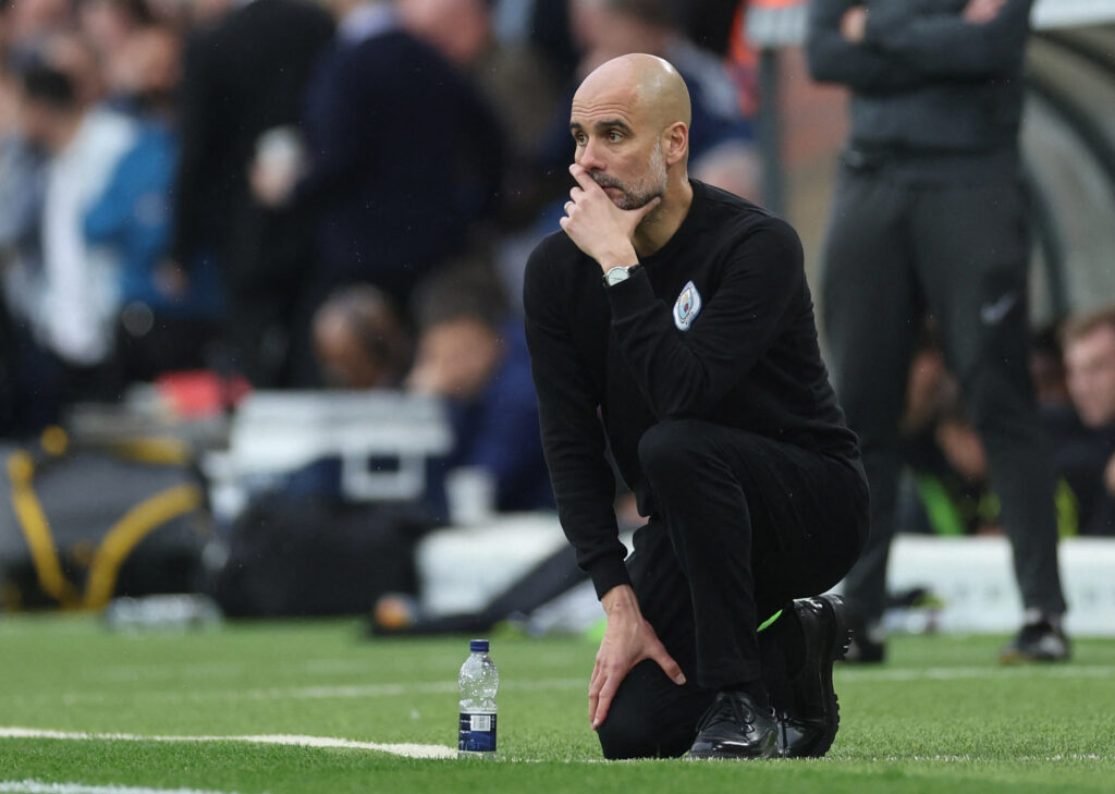 Pep Guardiola forlænger med Manchester City.