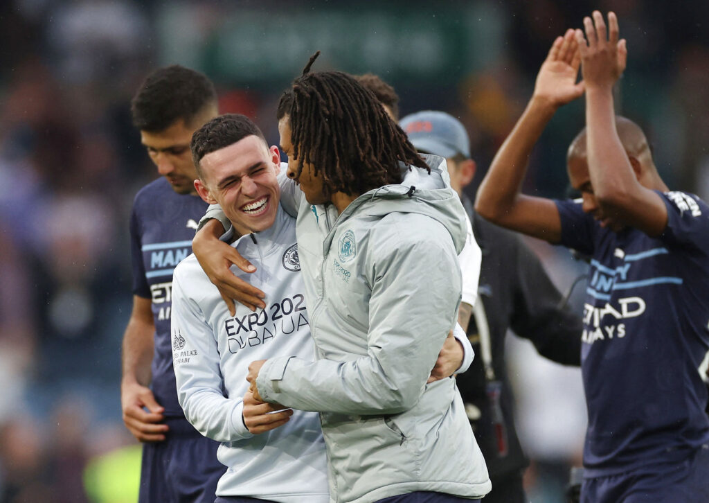 Phil Foden kan ende med at få en rolle på midtbanen, siger manager Pep Guardiola