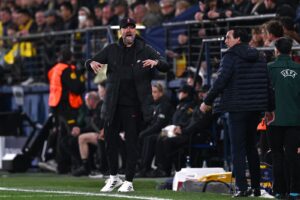 Jürgen Klopp med store armbevægelser i kampen mod Villarreal