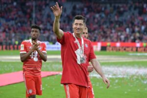 Robert Lewandowski har ifølge flere medier afvist Bayern München og FC Barcelona er klar med en tre-årig kontrakt