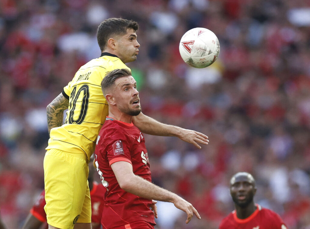 Henderson og Pulisic i duel om bolden.