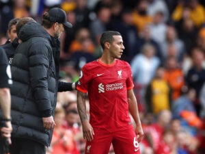 Thiago Alcantara måtte lade sig skifte ud i Liverpools kamp mod Wolverhampton i Premier League
