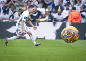 Elias Jelert skriver under på en lang kontrakt med FCK