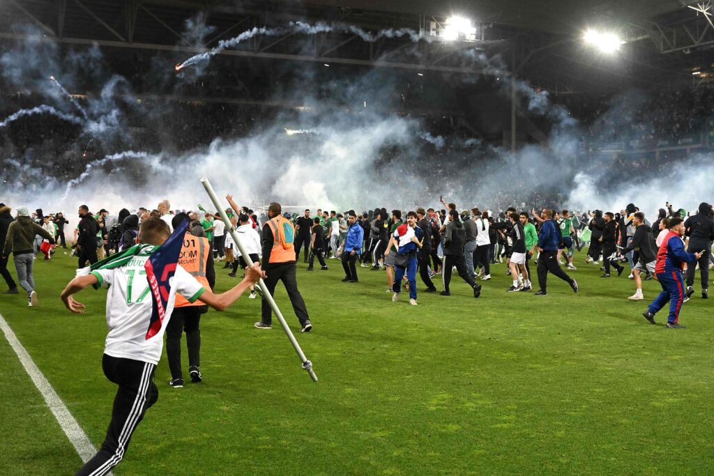 Fans af Saint-Etienne invaderede hjemmebanen med romerlys