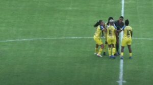 Ecuadoriansk fodboldspiller sparker dommer i skridtet.