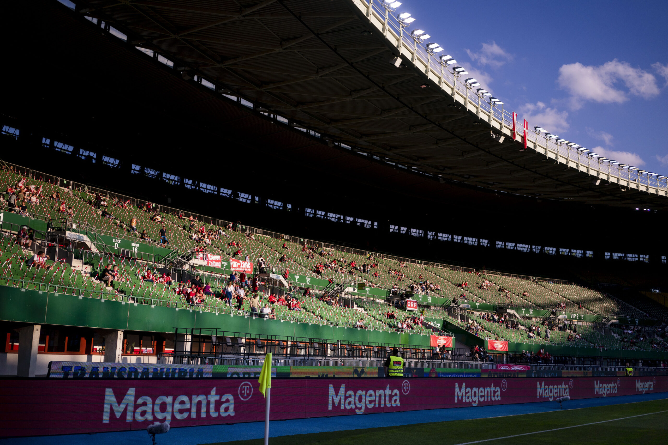 Udsættelse af dansk kamp: Kampen starter mere end en time senere end planlagt under UEFA Nations League kampen mellem Østrig og Danmark på Ernst Happel Stadion i Wien, mandag den 6 juni 2022. (Foto: Liselotte Sabroe/Ritzau Scanpix)