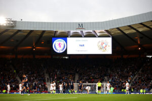 Var har været en del af fodbolden længe. Nu kommer også semi-automatisk offside