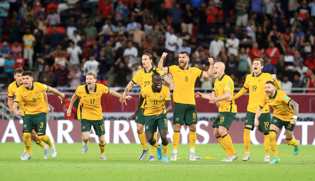 Australien sikrede sig den sidste plads i Danmarks gruppe til VM med en sejr over Peru på straffespark